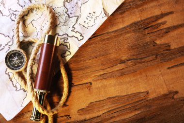 Deniz natürmort spyglass ve dünya harita üzerinde ahşap arka plan