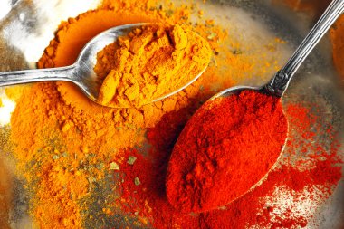 Carry ve gümüş tepsi arka plan, makro görünümü üzerinde kırmızı biber