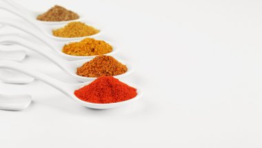 Seramik kaşık beyaz izole baharat çeşitleri