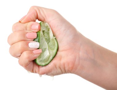 Beyaz izole limon sıkarak el