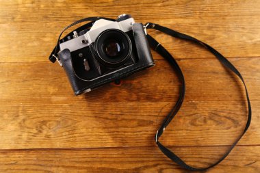 Ahşap arkaplanda eski fotoğraf makinesi