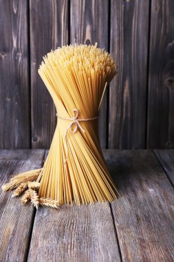 Kulaklara ahşap arka plan ile makarna