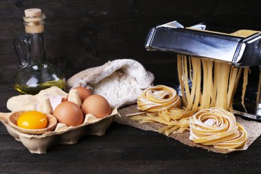 Metal pasta maker Makina ve makarna üzerine ahşap arka plan için malzemeler