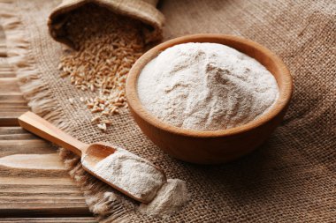 Tahıllar çul arka plan üzerinde çanta ile kase un