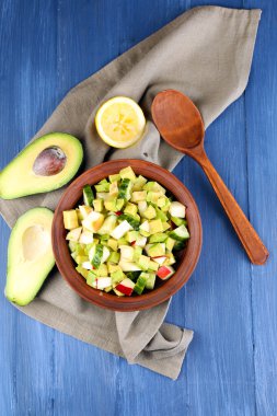 Elma ve kase peçete ahşap arka plan üzerinde Avokado salatası