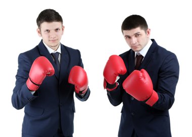 İki yakışıklı işadamları beyaz izole boks eldivenli