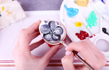 Genç kadın Paskalya boyama tablo üzerinde yumurta yakın çekim