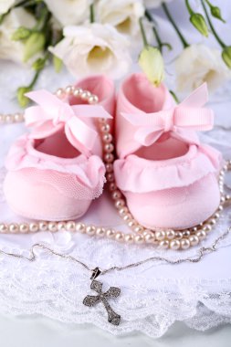 Bebek Ayakkabı, çiçek ve haç vaftiz için