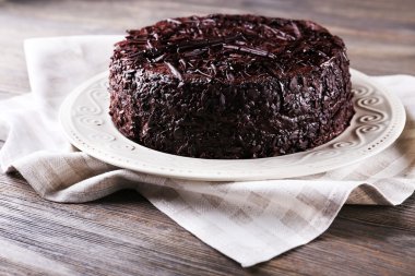 Peçete ahşap masa arka plan üzerinde plaka üzerinde lezzetli çikolatalı kek