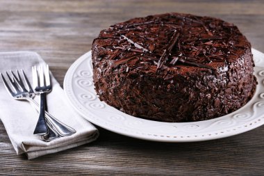 Plaka ahşap masa arka plan üzerinde çatal ile lezzetli çikolatalı kek