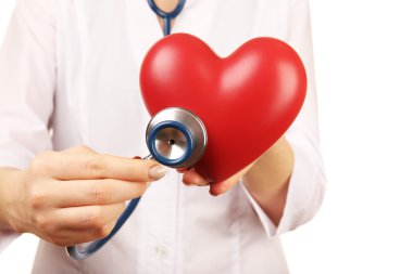 Kalp ve beyaz arka plan üzerinde stetoskop ile el doktor. portre