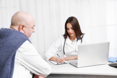 Genç kadın doktor ofisinde alıcı hasta