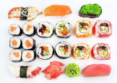 Suşi adet koleksiyon üzerinde beyaz izole