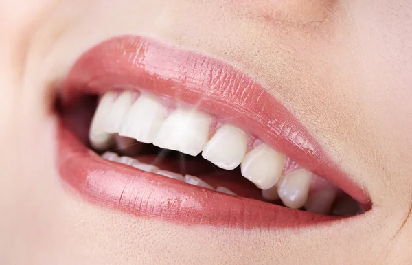 Sorriso de mulher, fechar — Fotografia de Stock