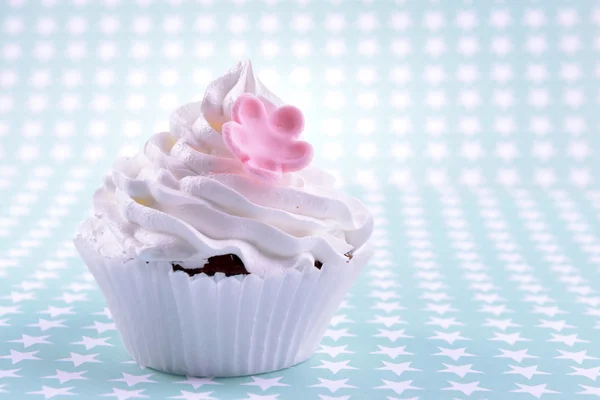 Delicioso cupcake sobre fondo claro — Foto de Stock