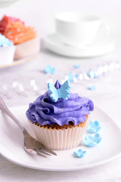 Deliciosos cupcakes no prato na mesa de close-up — Fotografia de Stock