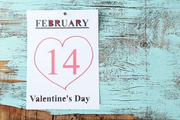 Día de San Valentín, 14 de febrero en el calendario sobre fondo de madera — Foto de Stock