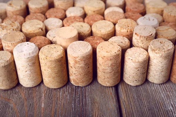 Corchos de vino sobre fondo rústico de tablones de madera — Foto de Stock