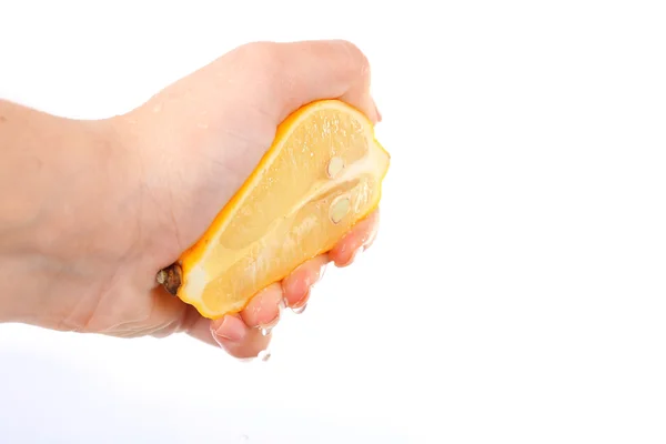 Femme serrant à la main citron isolé sur blanc — Photo