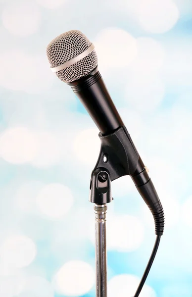 Microphone sur pied sur fond de lumière — Photo