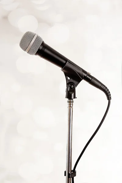 Micrófono en soporte sobre fondo claro — Foto de Stock