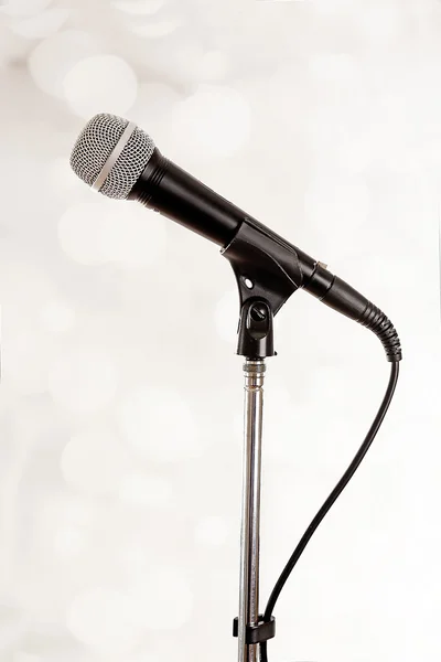 Microphone sur pied sur fond de lumière — Photo