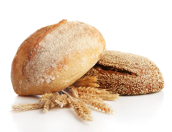 Taze ekmek ile üzerine beyaz izole buğday — Stok fotoğraf
