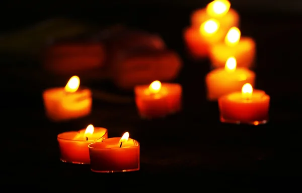 Ambiente romántico con velas y flores sobre fondo oscuro —  Fotos de Stock