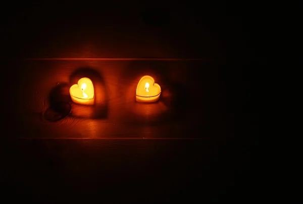 Ambiente romántico con luces de velas sobre fondo oscuro —  Fotos de Stock