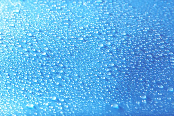 Gotas de agua sobre fondo azul claro — Foto de Stock