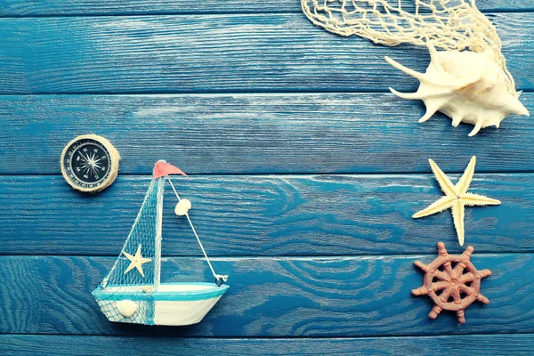 ボートと木製の背景上のシェルと美しい海の組成 — ストック写真
