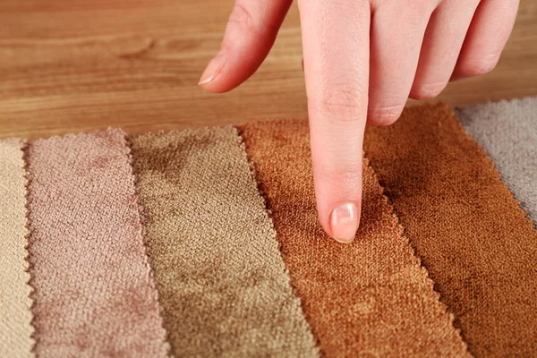 Femme choisit des morceaux de tissu coloré sur la table gros plan — Photo