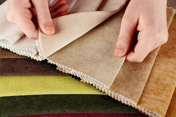 Woman chooses scraps of colored tissue on table close up — Stock Photo, Image