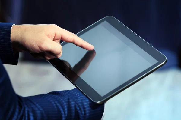 Male hand touching screen tablet close-up — Stock Photo, Image