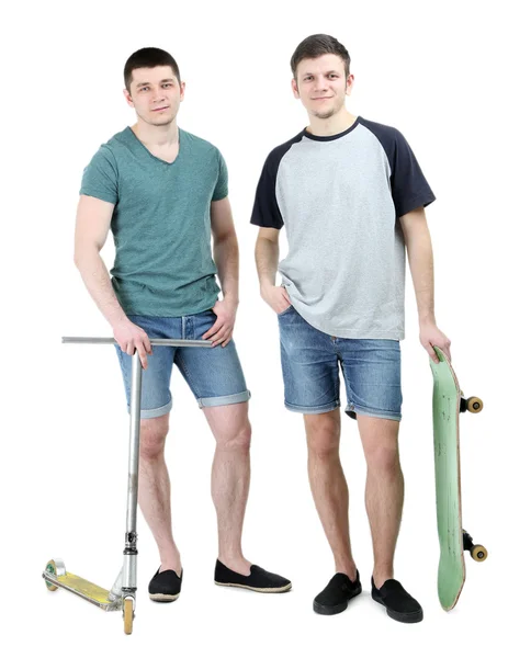 Två stiliga unga män med skate och scooter isolerad på vit — Stockfoto