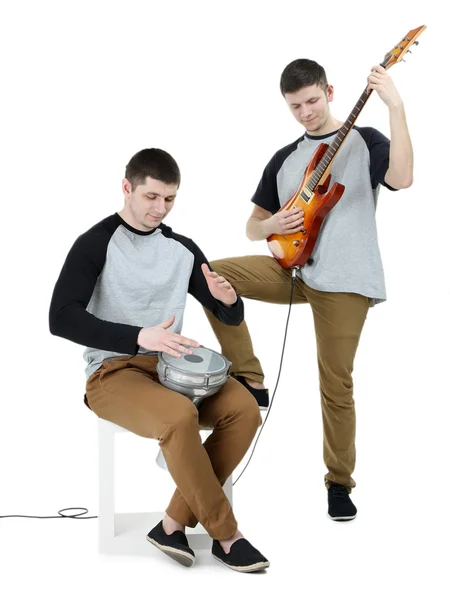 Dois jovens bonitos com instrumentos musicais isolados em branco — Fotografia de Stock