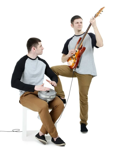 Два красивых молодых человека с музыкальными инструментами, изолированными на белом — стоковое фото