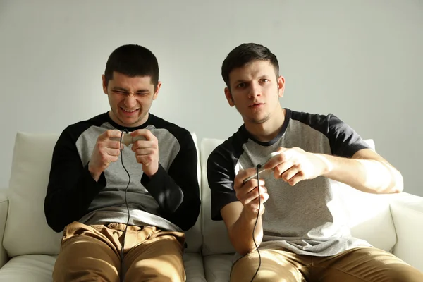 Két csinos, fiatal férfiak videojátékok szobában — Stock Fotó