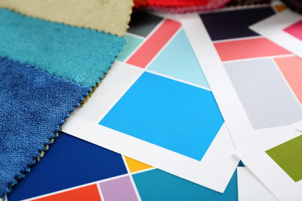 Scraps of colored tissue with palette close up — Stock Photo, Image