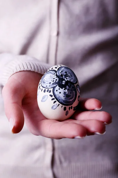 Vrouw bedrijf Easter egg close-up — Stockfoto