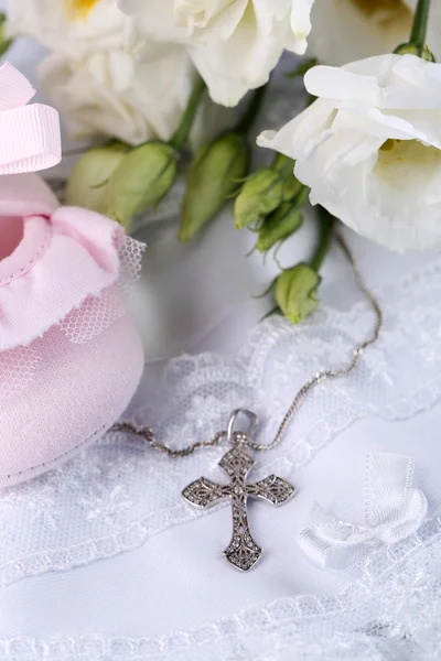 Chaussure bébé, fleurs et croix pour le baptême — Photo