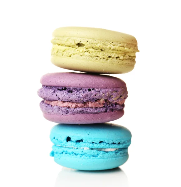 Macarons colorés savoureux isolés sur blanc — Photo