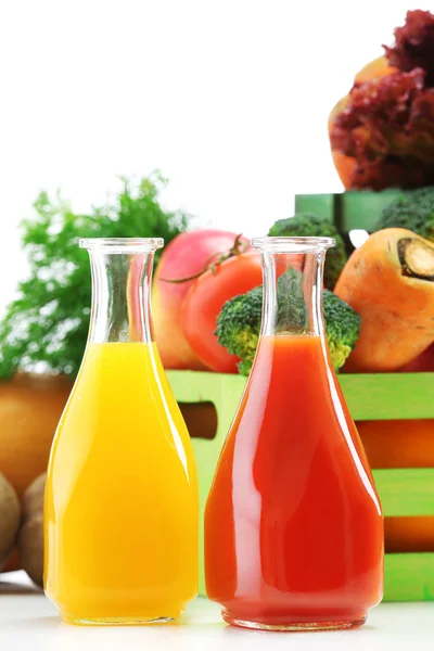 Garrafas de vidro de suco saudável fresco com conjunto de frutas e legumes isolados no fundo branco — Fotografia de Stock