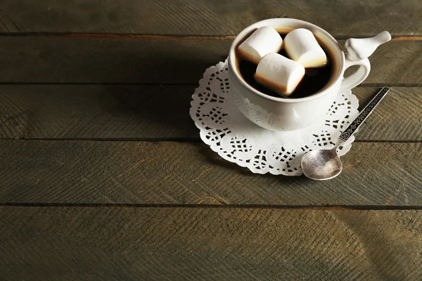 Taza de café con malvaviscos sobre fondo rústico de tablones de madera — Foto de Stock