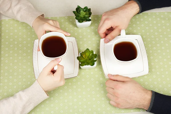Manos femeninas y masculinas con tazas de té, primer plano —  Fotos de Stock