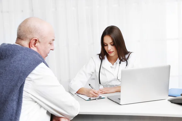 Junge Ärztin erhält Patientin in ihrem Büro — Stockfoto