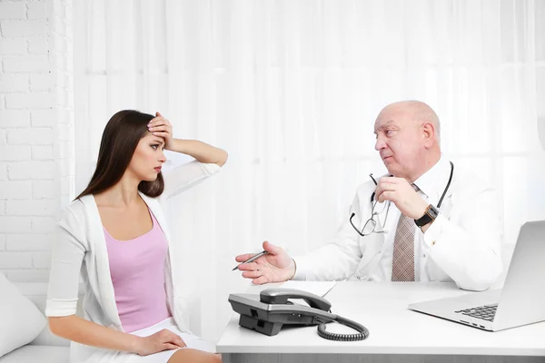 Professional doctor receiving patient in his office on white curtain background — Stock Photo, Image