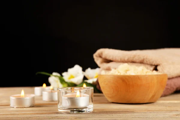 Spa stilleven op houten tafel op zwarte achtergrond — Stockfoto