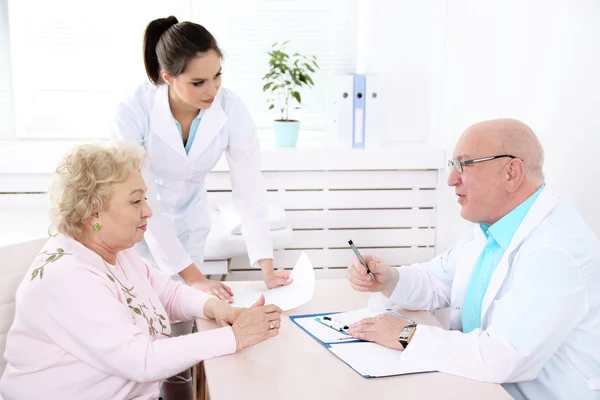 Medici felici e paziente in clinica ospedaliera — Foto Stock