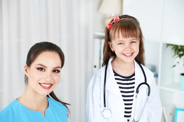 Küçük kız ve genç doktor hastanede. — Stok fotoğraf